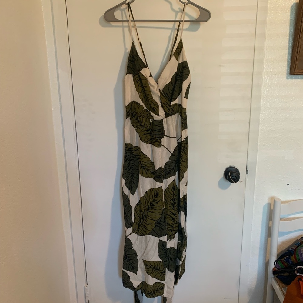 Long plant dress, no size listed but fits like a XL